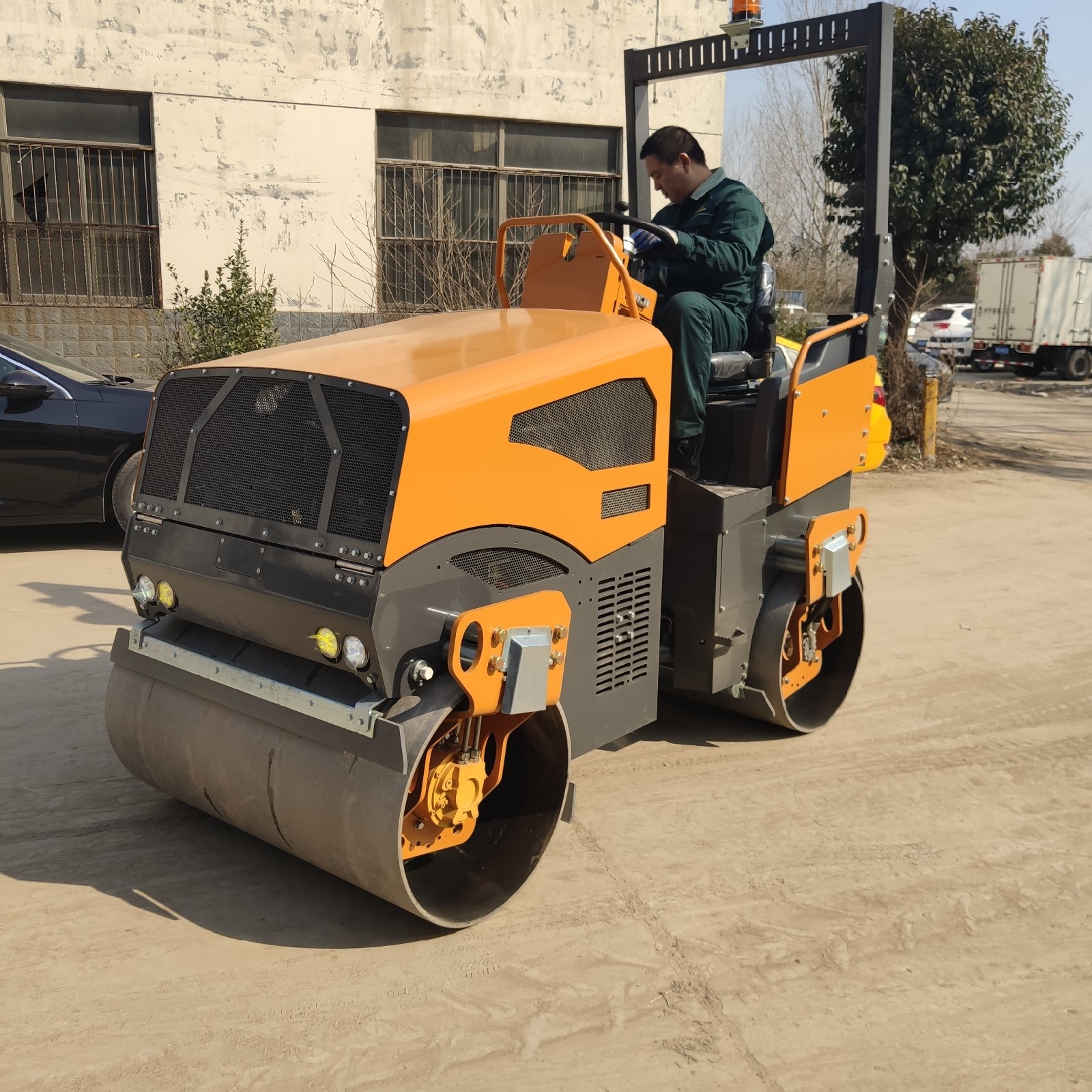 新款3.5噸雙鋼輪座駕式壓路機BM3500