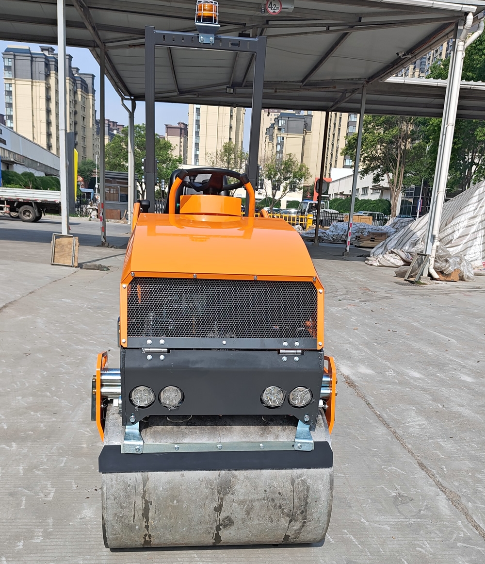 新款1.5噸小型座駕式壓路機BM1500
